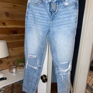 AMERICAN EAGLE LIGHTWASH MOM JEANS